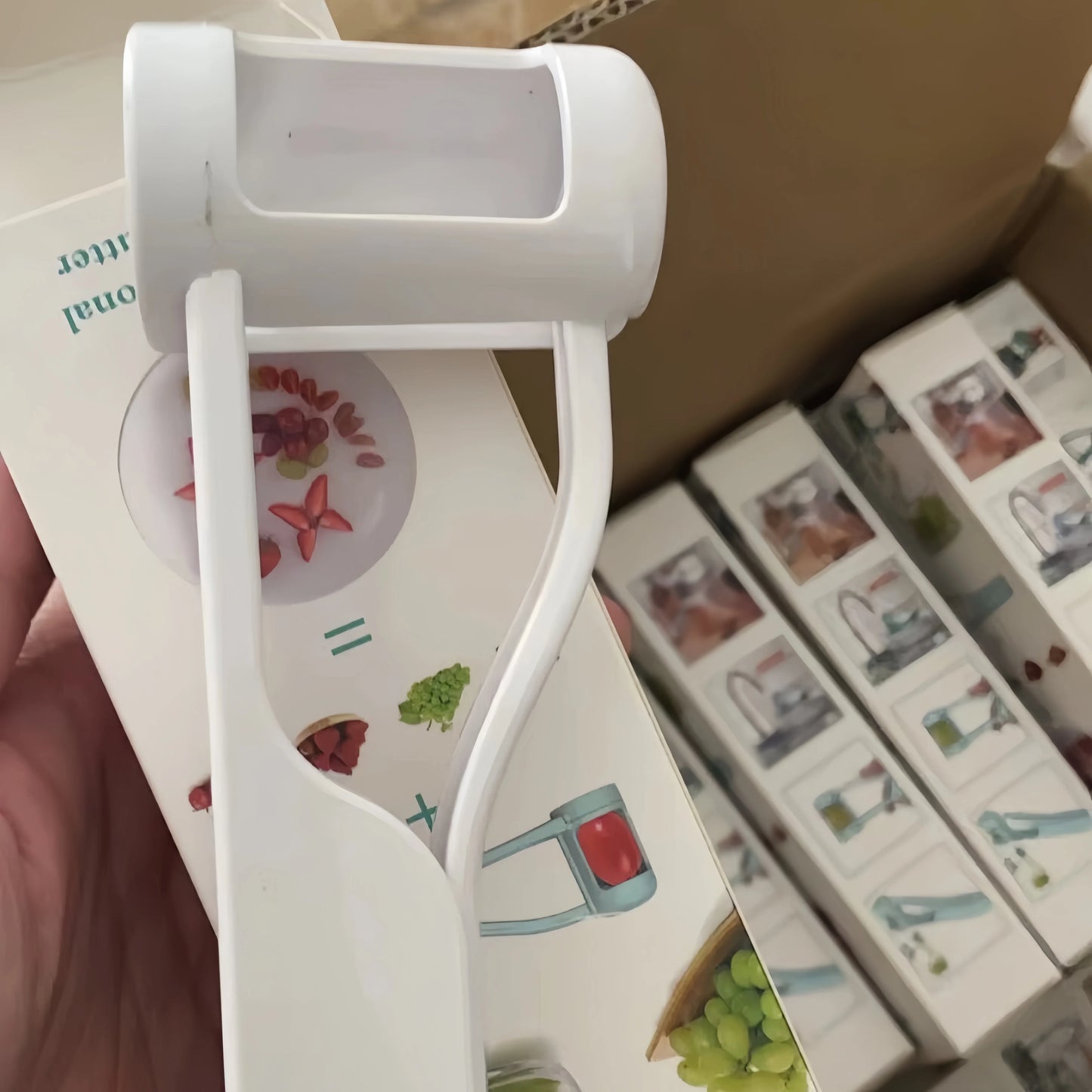 Fruit Slicer Press Type Sharp Stainless Steel Blade Grape Cherry Strawberry Tomato Salad Quarter Cutting for Kitchen Gadget